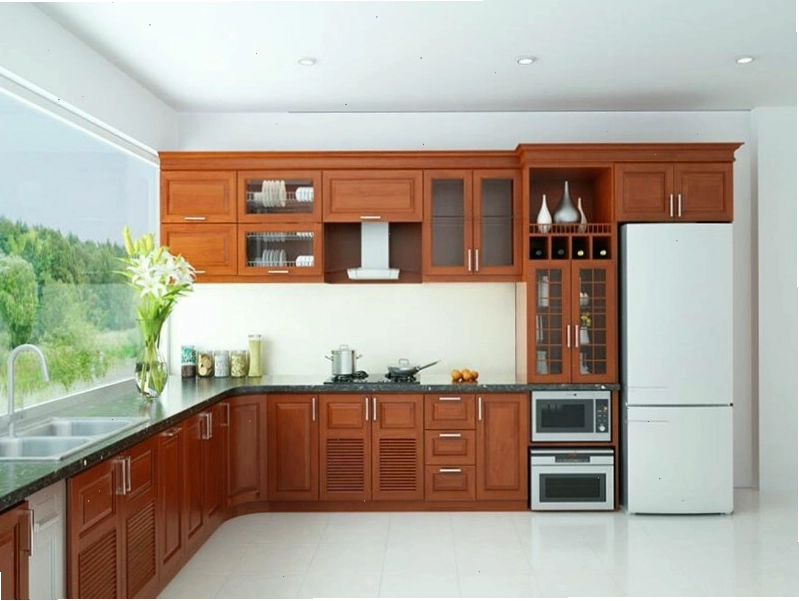 Tủ bếp chữ L bằng gỗ tự nhiên có cửa sổ mang phong cách cổ điển
