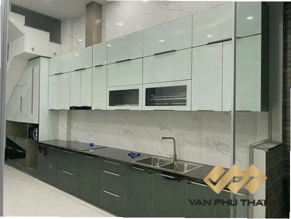 Tủ bếp hình chữ i dài 4m cánh kính, hiện đại và sang trọng