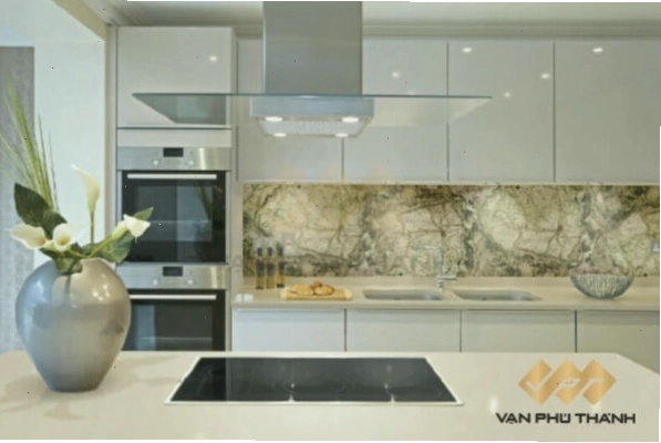 Tủ bếp hoàn thiện với kính ốp bếp vân đá mang lại vẻ đẹp độc đáo và sang trọng