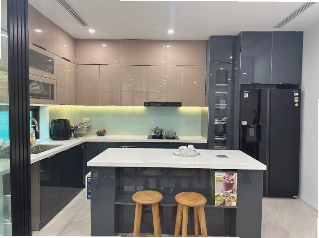 Tủ bếp inox cánh kính màu gỗ mang đến vẻ ấm cúng và hiện đại