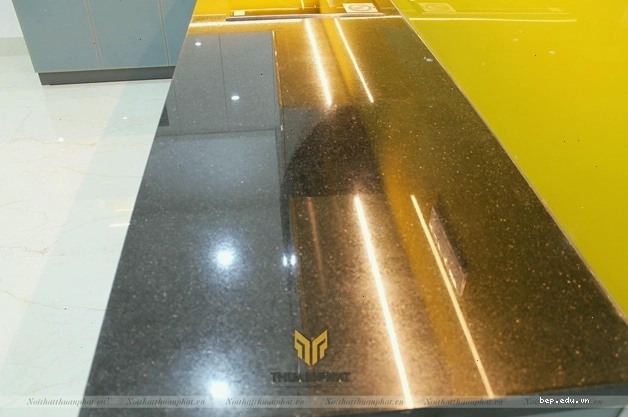 Tủ bếp inox cánh kính với mặt đá Kim Sa Đen