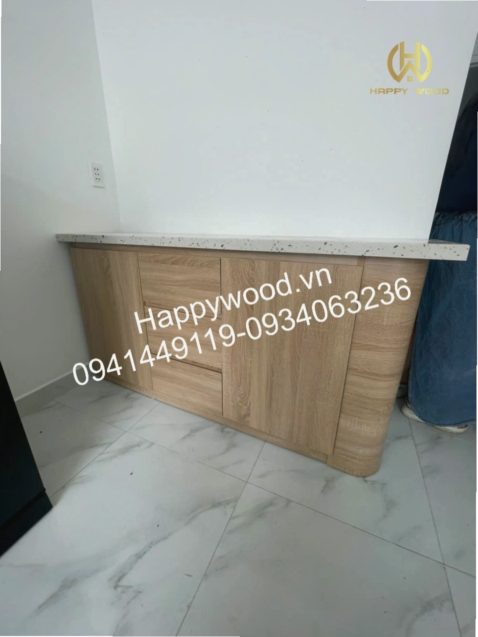 Tủ bếp kết hợp mặt đá, thiết kế đơn giản, hiện đại