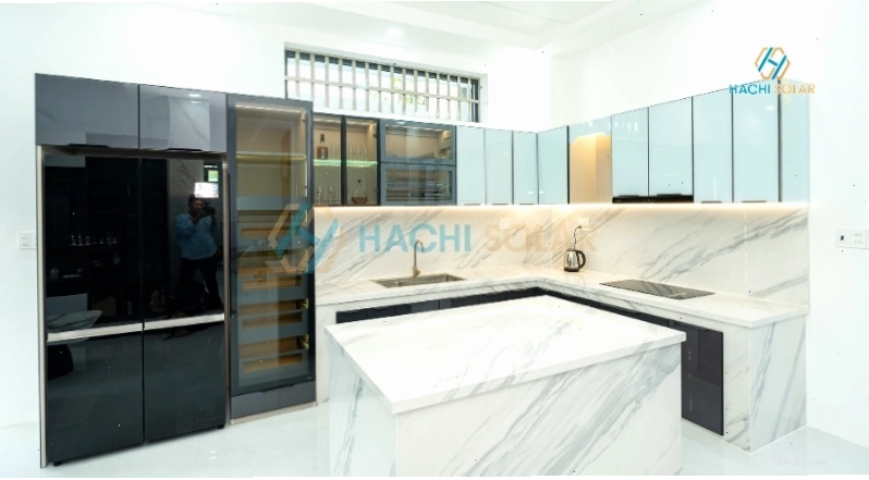 Tủ bếp khung nhôm cửa kính với thiết kế tối giản