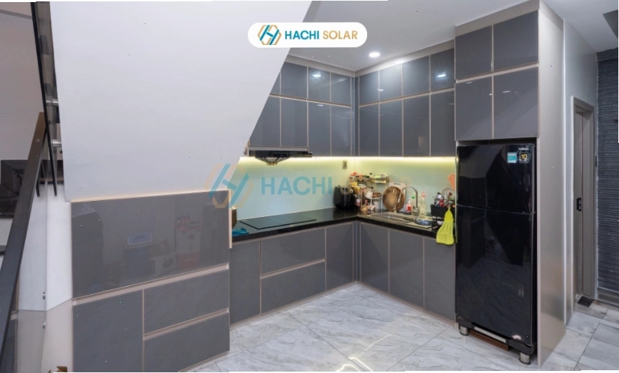 Tủ bếp khung nhôm kính vân gỗ mang lại vẻ đẹp ấm áp cho căn bếp