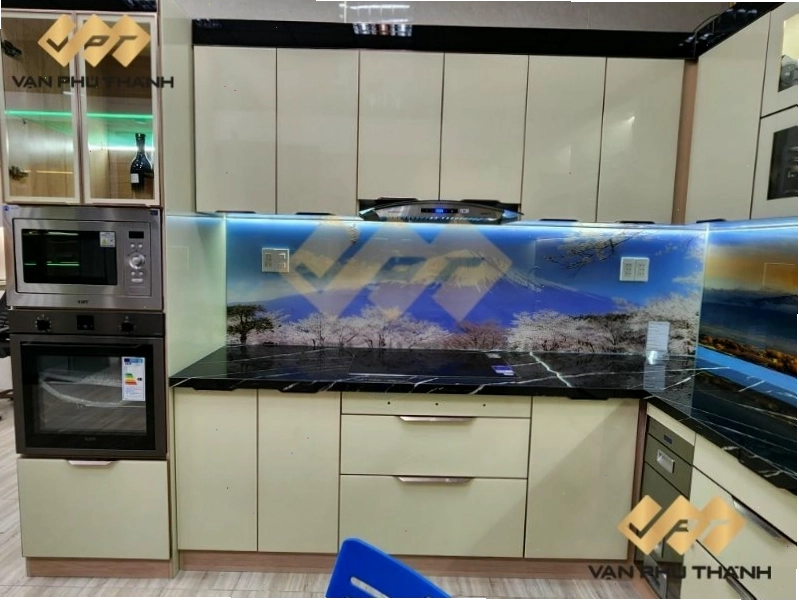 Tủ bếp màu đen ốp đá bếp đen tạo nên không gian bếp đồng bộ và hiện đại