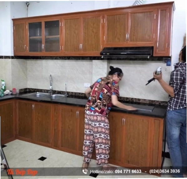 Tủ bếp nhôm bếp giả gỗ với màu sắc đẹp, đường vân gỗ sắc nét tạo điểm nhấn cho căn bếp