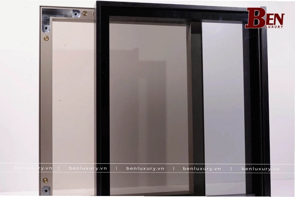Tủ bếp nhôm cánh kính màu đen hiện đại với tay nắm âm sang trọng