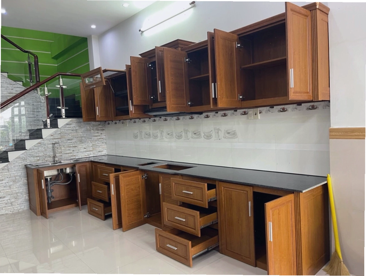 Tủ bếp nhôm cao cấp Grando với thiết kế hiện đại và độ bền cao