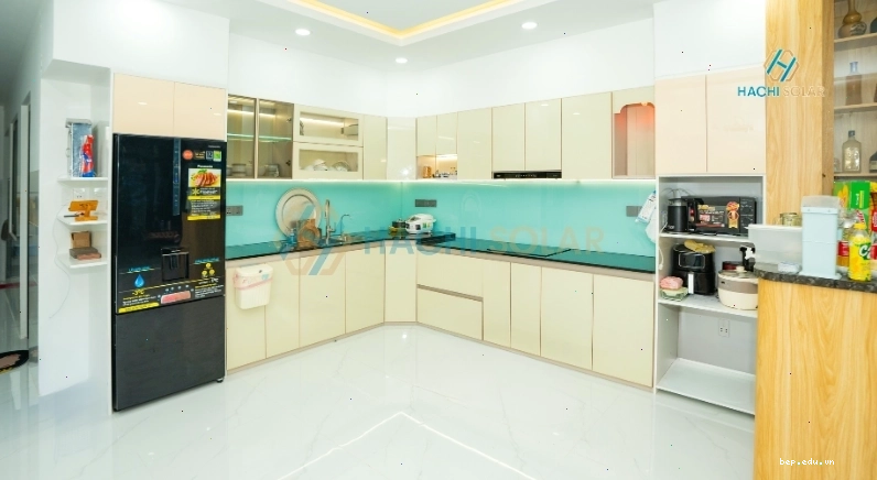 Tủ bếp nhôm kính đẹp với khung nhôm chắc chắn và cánh kính sáng bóng