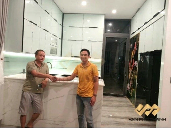 Tủ bếp nhôm kính với thiết kế hiện đại, sang trọng