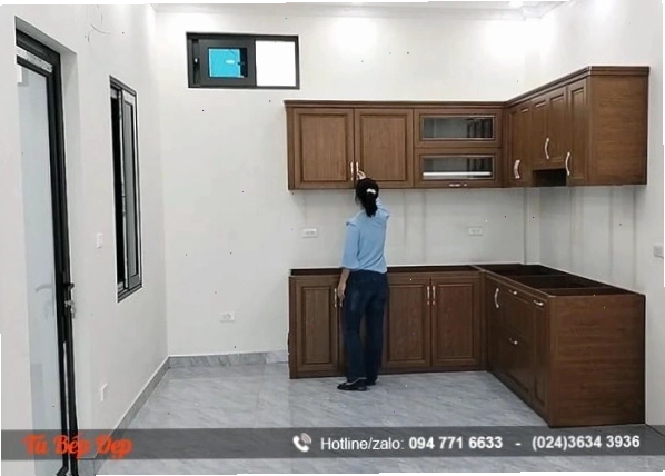 Tủ bếp nhôm vân gỗ với thiết kế hiện đại, mang lại vẻ đẹp ấm cúng cho không gian bếp