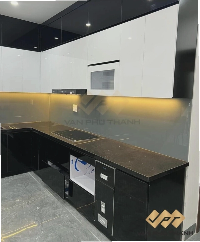 Tủ bếp sử dụng đá ốp bếp màu đen, mang lại vẻ đẹp sang trọng