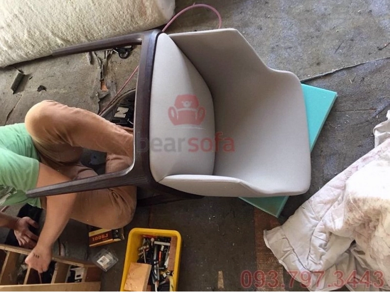Xưởng bọc nệm ghế bàn ăn với máy móc hiện đại