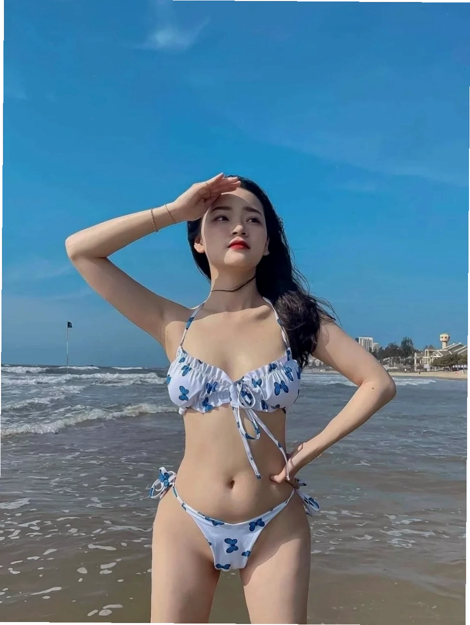 Ảnh chân dung cận mặt gái xinh Trung Quốc với bikini