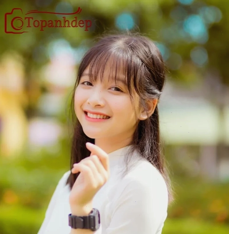 Ảnh cô gái đẹp cười trong buổi hoàng hôn lãng mạn