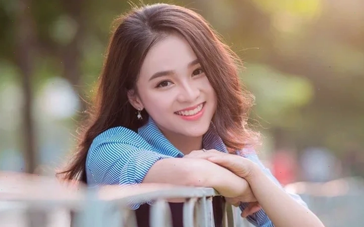 Ảnh gái xinh cười nhí nhảnh trước máy ảnh