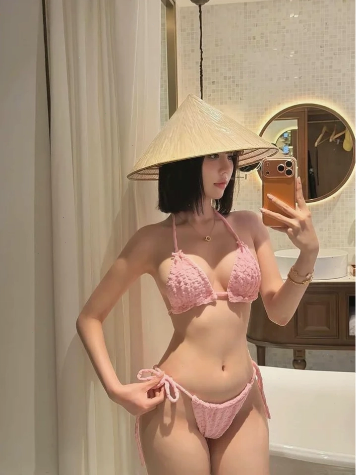 Ảnh gái xinh tóc ngắn quyến rũ với bikini