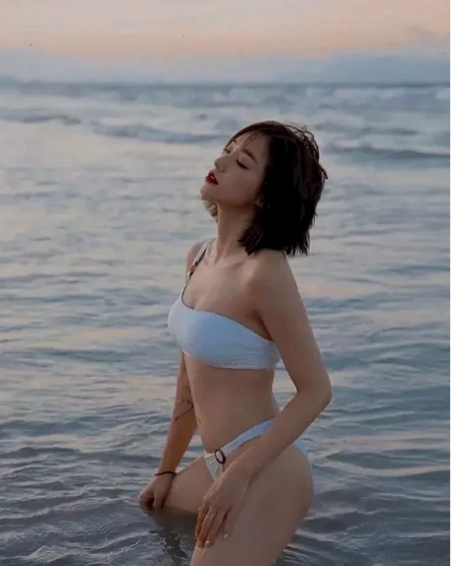Ảnh girl bikini với tóc bob sành điệu