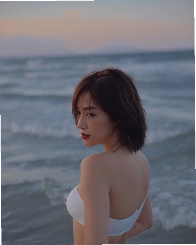 Ảnh hot girl tóc ngắn bikini với nụ cười rạng rỡ
