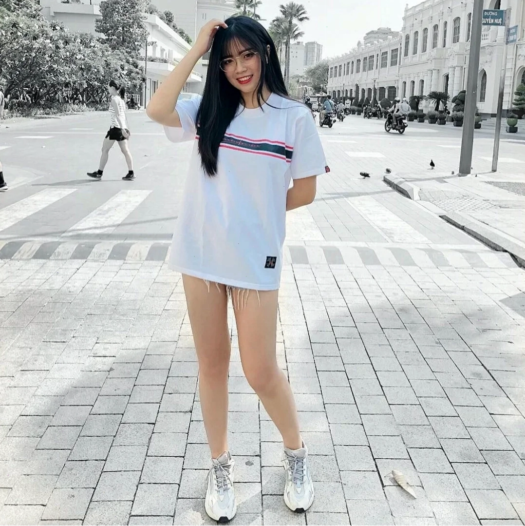 Ảnh nền điện thoại cô gái anime trong trang phục đen cá tính