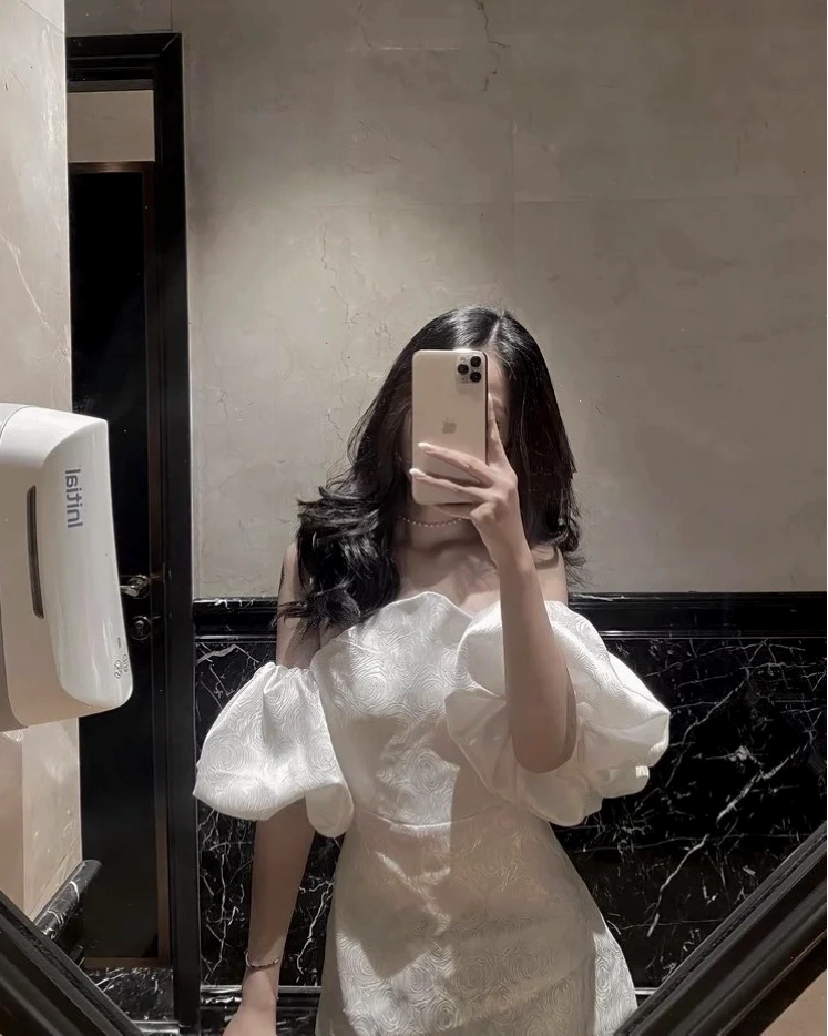 Biểu cảm tự nhiên trong ảnh girl chụp trước gương