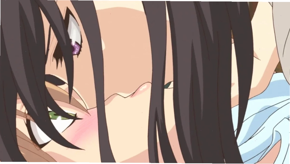 Cặp đôi anime đồng giới nữ trao nhau nụ hôn dưới ánh chiều tà