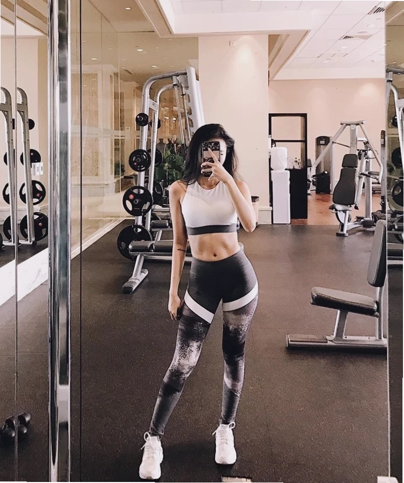 Cơ bụng săn chắc của Trang Nhung nhờ tập gym
