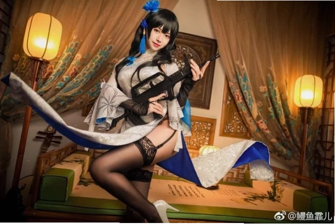 Cô gái anime mũm mĩm với đôi mắt to tròn và má hồng đáng yêu