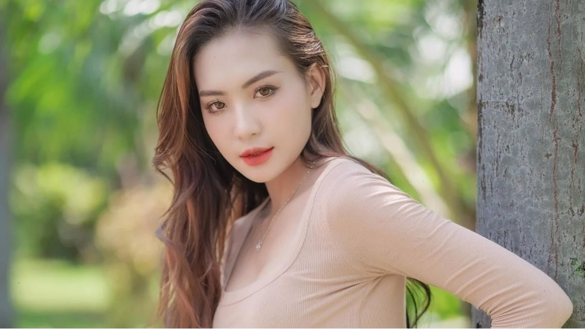Cô gái cute với nụ cười rạng rỡ trong ảnh nền 4K
