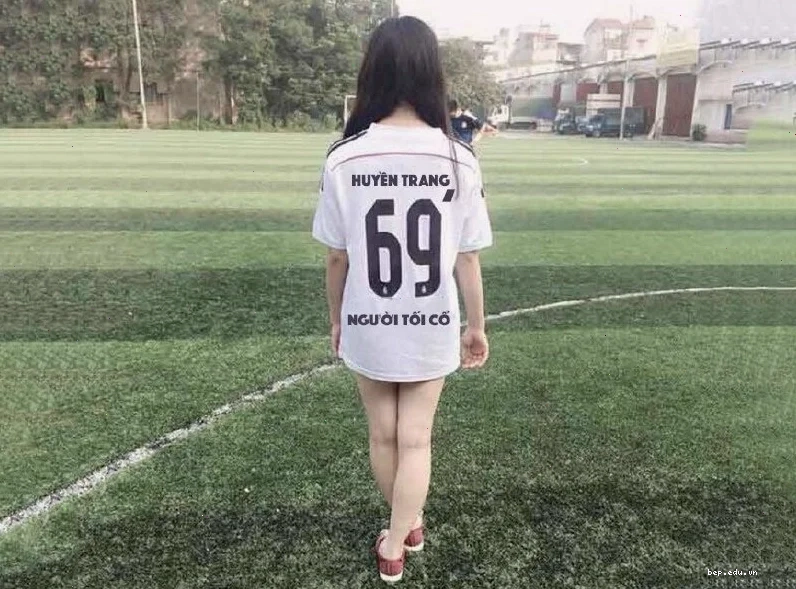 Cô gái diện áo Manchester United cá tính che mặt