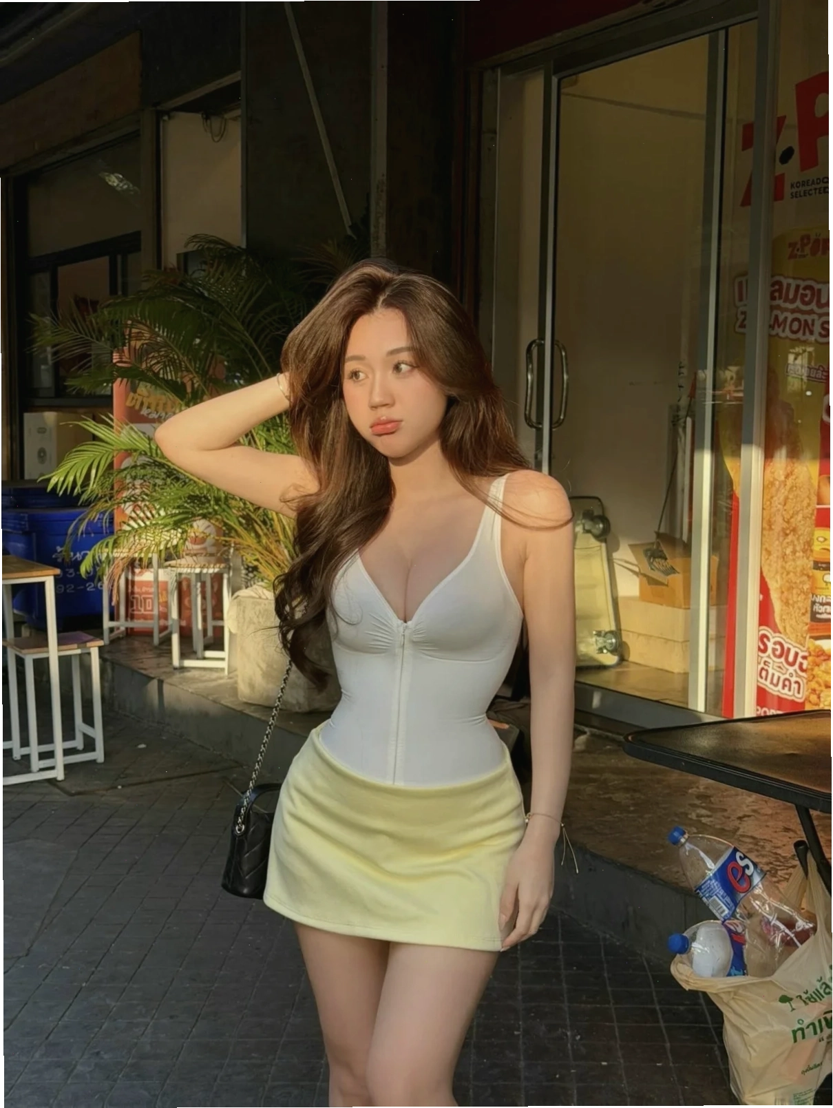Cô gái khoe vòng một đầy đặn với áo croptop gợi cảm