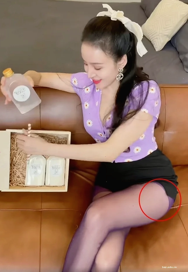 Cô gái mặc quần tất màu da phối cùng váy