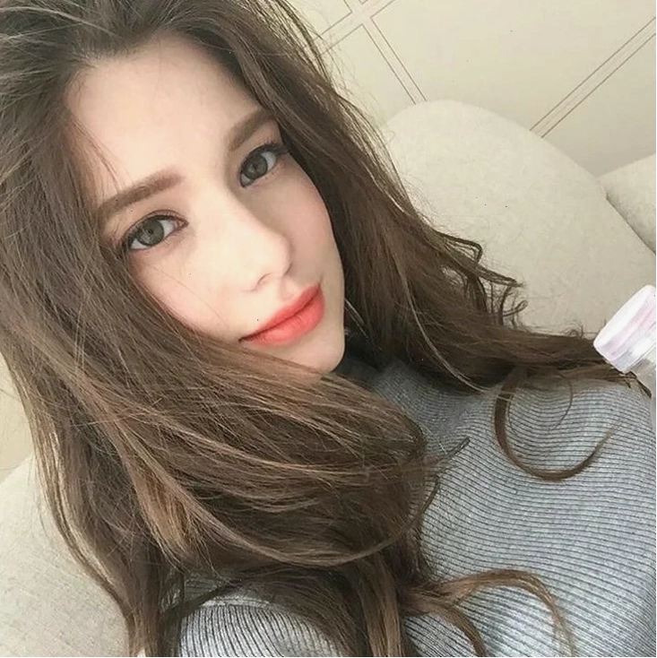 Cô gái Tây với nụ cười rạng rỡ trong trang phục áo dài trắng