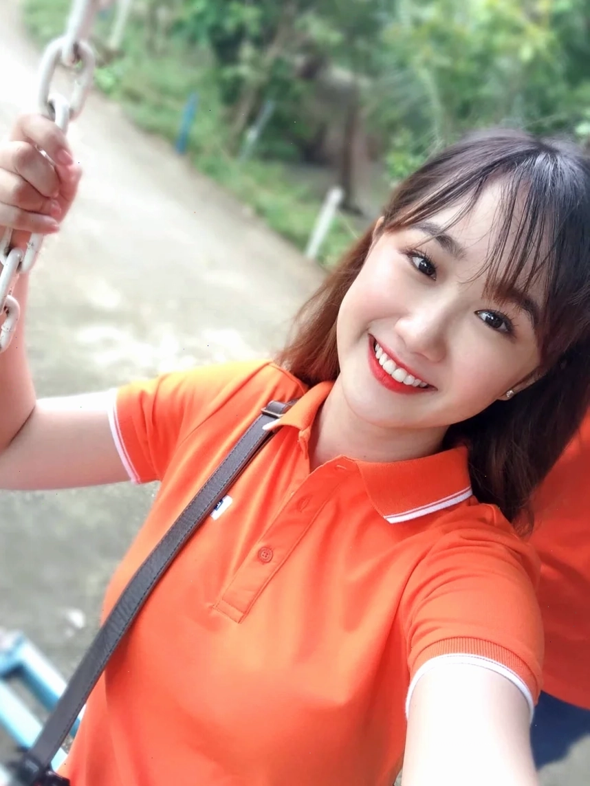 Cô gái thể thao cười khỏe khoắn, tràn đầy năng lượng
