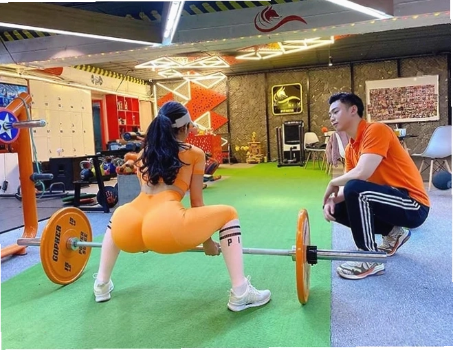 Cô gái thực hiện động tác squat cơ bản