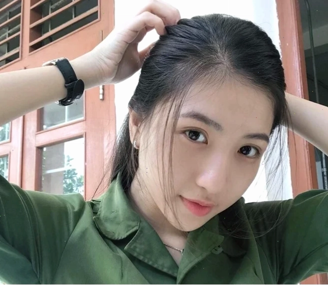Cô gái trẻ trung với nụ cười rạng rỡ, mang đậm phong cách thanh xuân