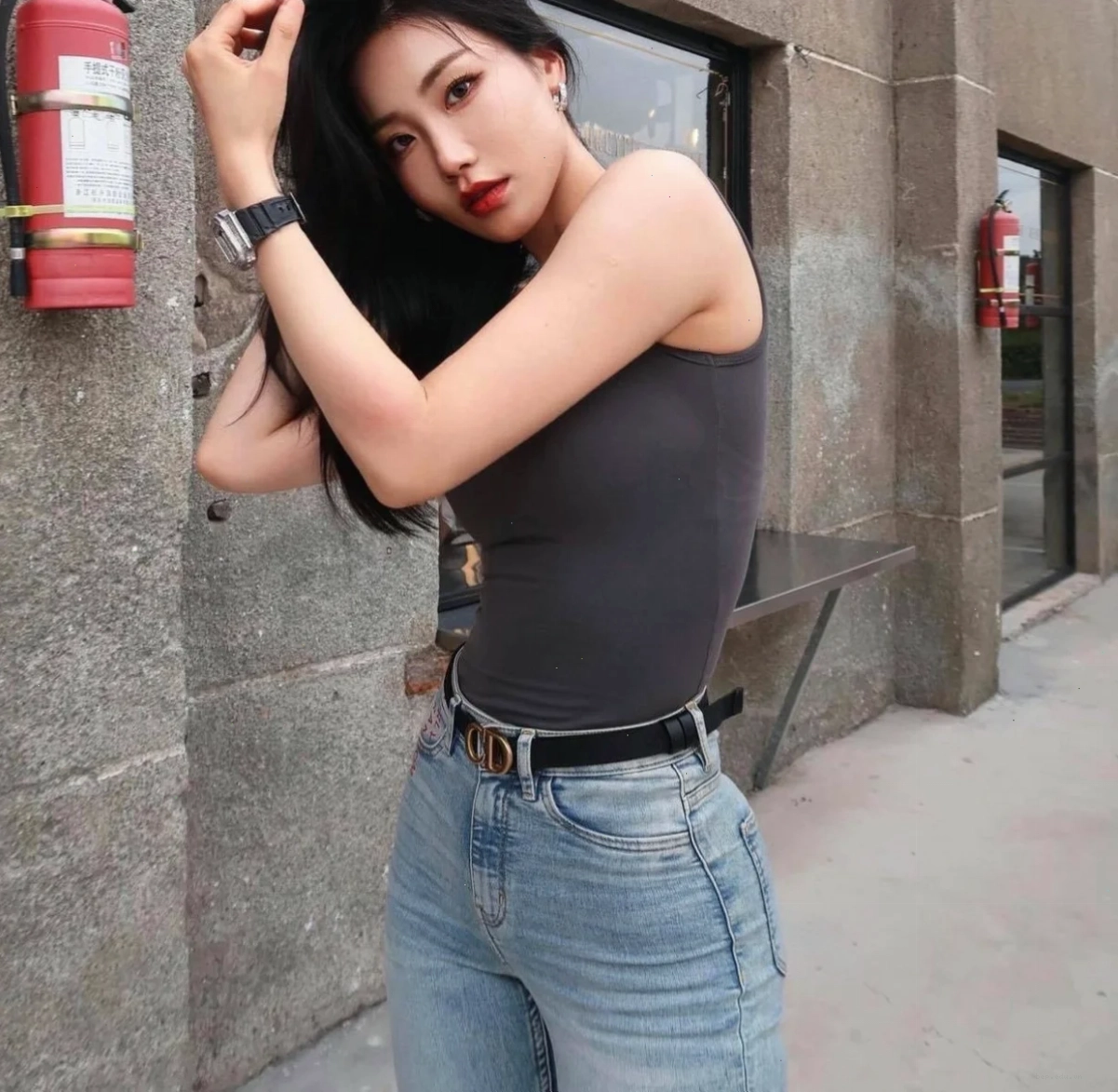 Cô gái trẻ trung với quần jean và áo hoodie phong cách street style