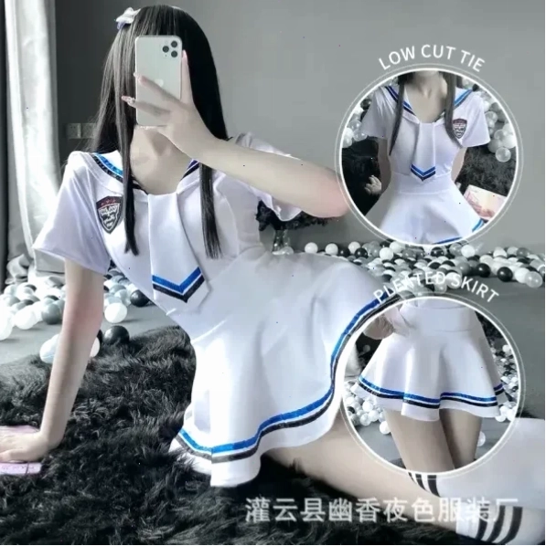 Cô gái trong bộ cosplay nữ sinh thủy thủ đáng yêu