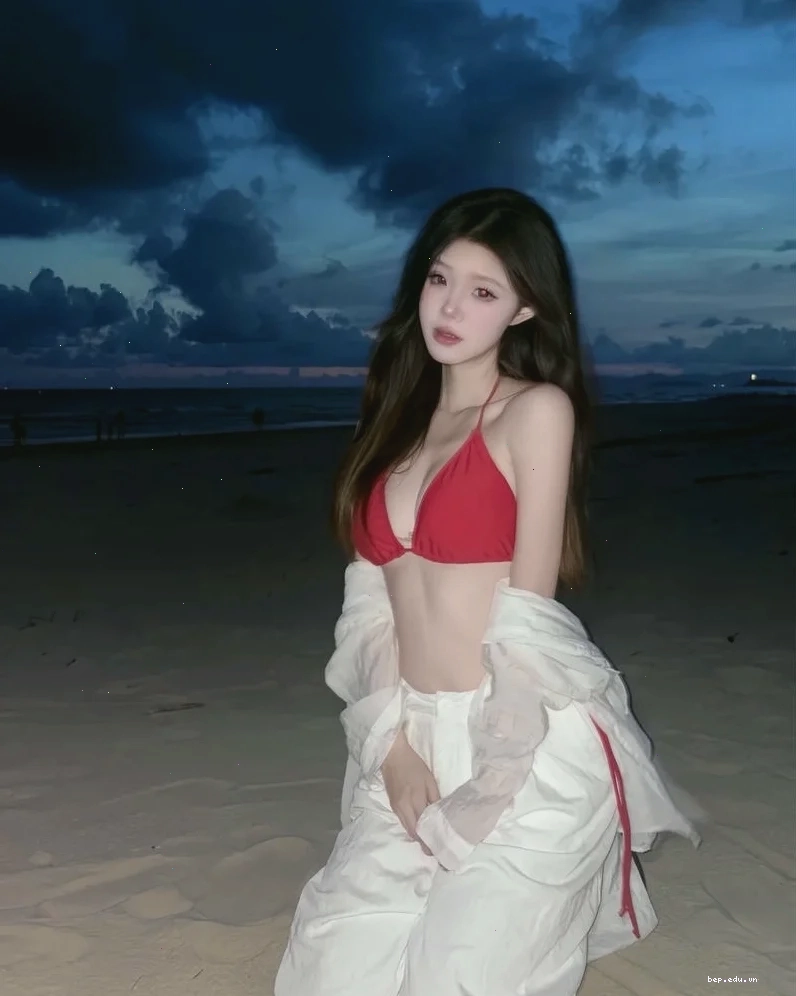 Cô gái Trung Quốc khoe dáng với bikini họa tiết hoa lá