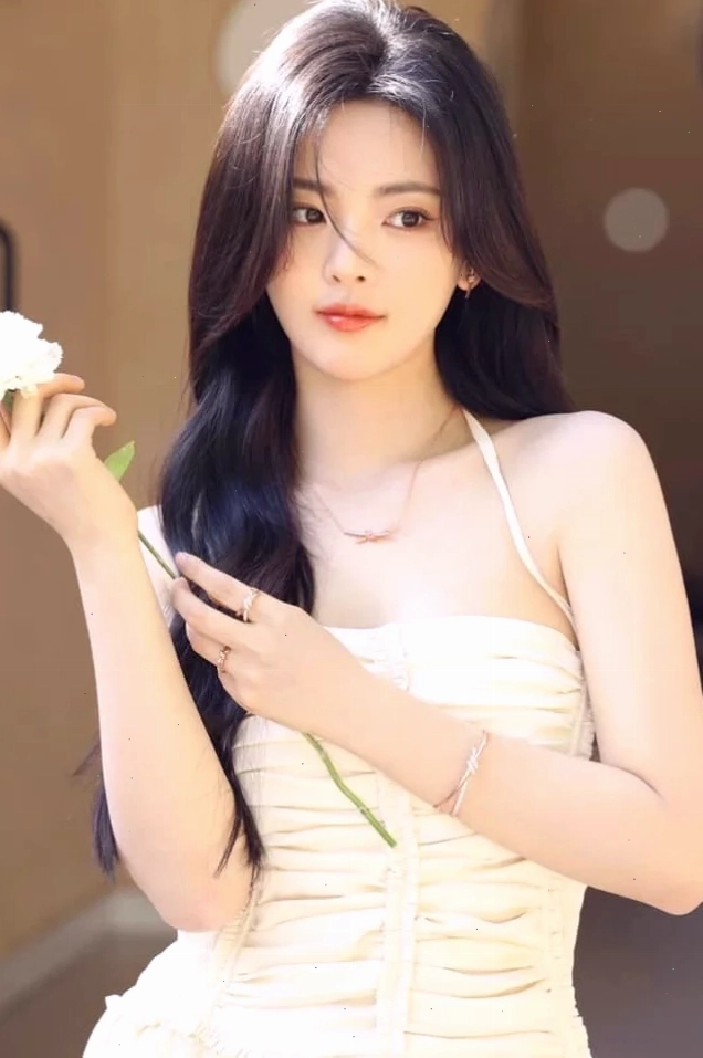 Cô gái Trung Quốc xinh đẹp với làn da mịn màng và đôi mắt to tròn