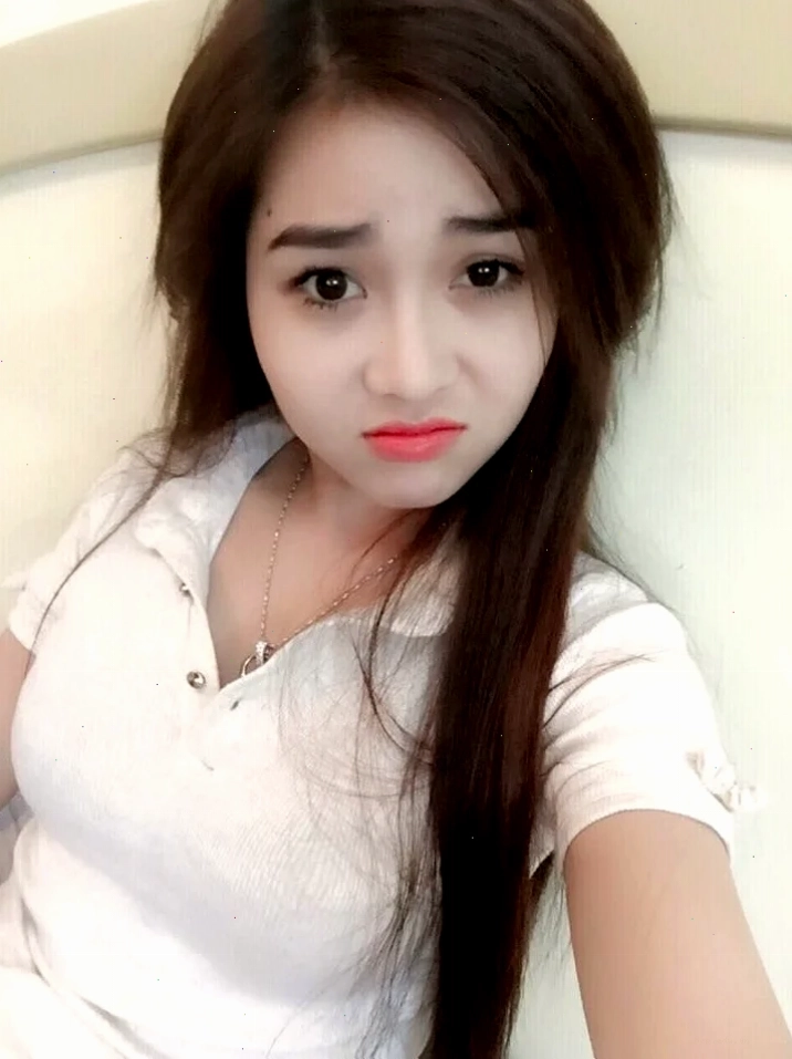 Cô gái Việt Nam đội nón lá, khoe vẻ đẹp mộc mạc, giản dị