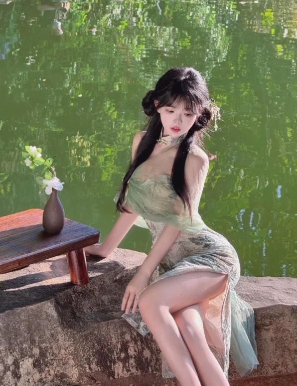 Cô gái với ánh mắt hút hồn trong ảnh nền 4K