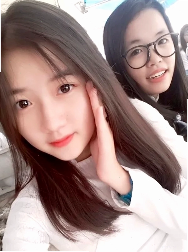 Cô gái với phong thái quyến rũ và bí ẩn qua trang phục và ánh mắt
