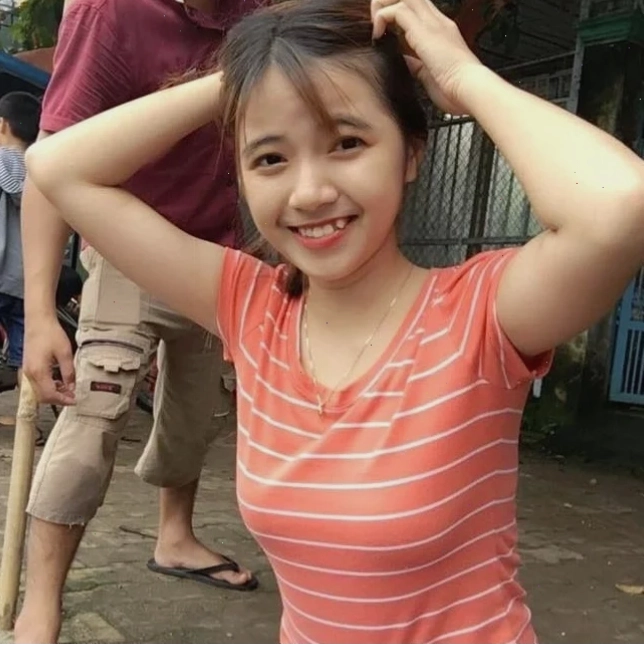 Cô gái với vẻ đẹp sang trọng trong trang phục thanh lịch