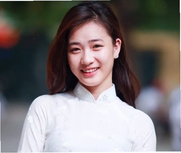 Cô gái xinh đẹp khoe dáng với trang phục gợi cảm