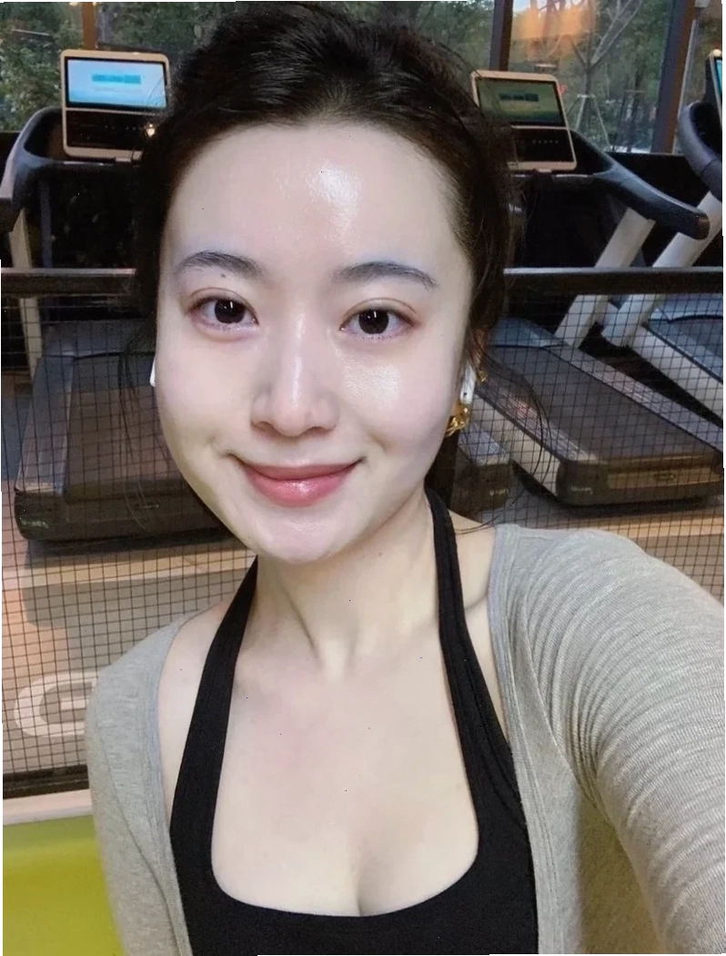 Cô gái xinh đẹp selfie trong gương