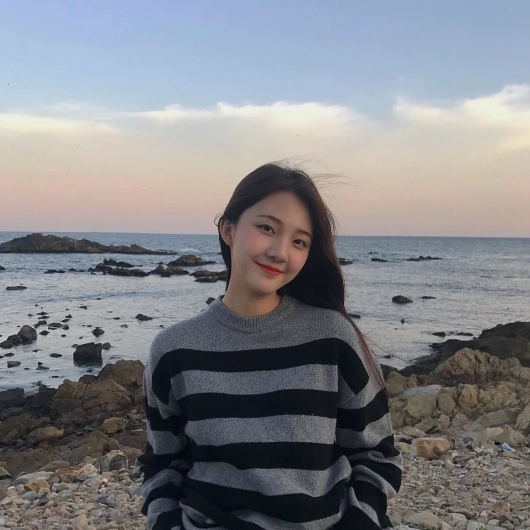 Cô gái xinh đẹp selfie với ánh mắt quyến rũ