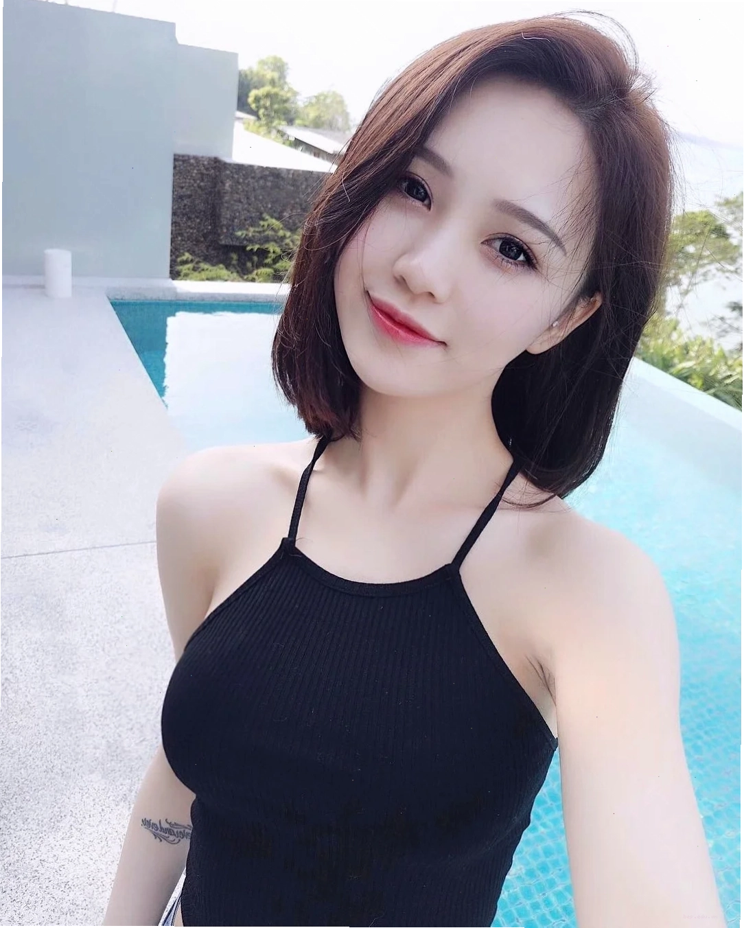 Cô gái xinh đẹp thư giãn trong không gian yên tĩnh