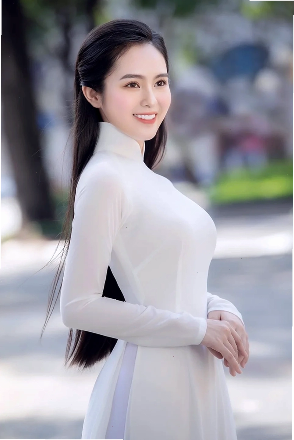 Cô gái xinh đẹp với nụ cười rạng rỡ