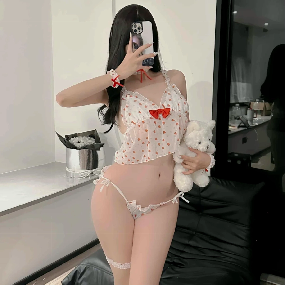 Cô nàng tóc ngắn nằm trên chăn sáng mặc set trắng hai mảnh nét mặt hơi mơ màng